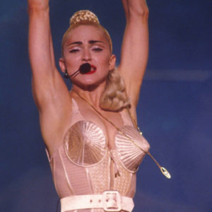Фото сексапильной Мадонны в лифчике и без него