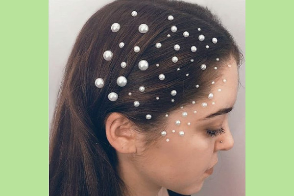 Perle e cristalli per capelli: per un look bling bling 