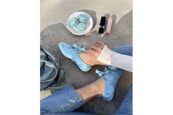 Sneakers in satin